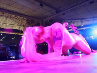 雅典情行藝術舞台上鬼妹噴水